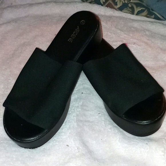 Ardene -Brand new black platform sandals - Picture 1 of 4